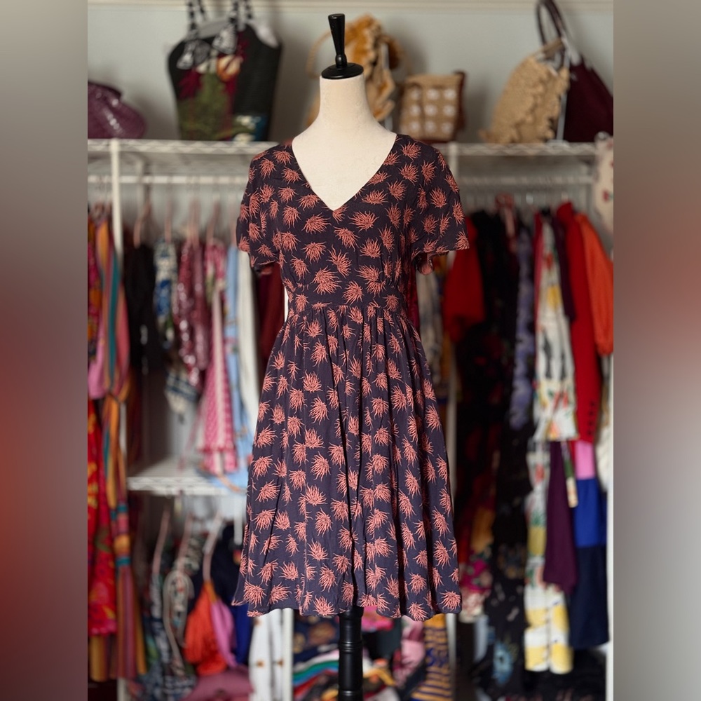French Connection V-Neck Floral Fit & Flare Dress in Black and Coral sz 6